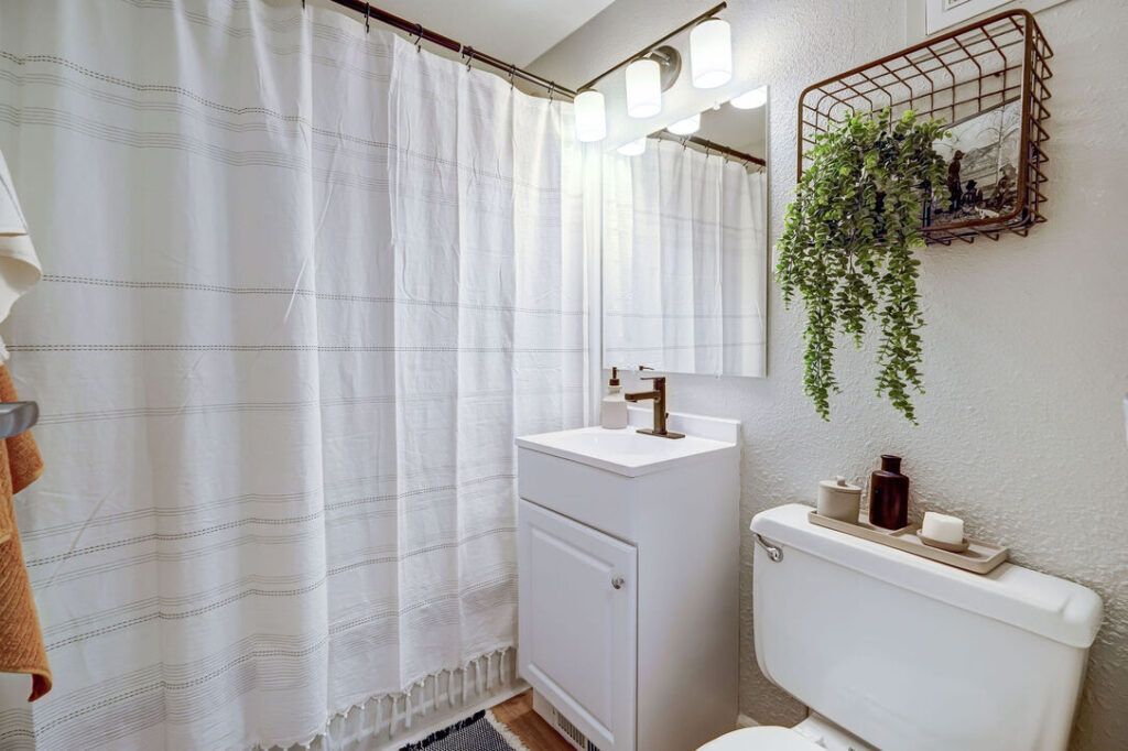 Bathroom with toilet and tub shower